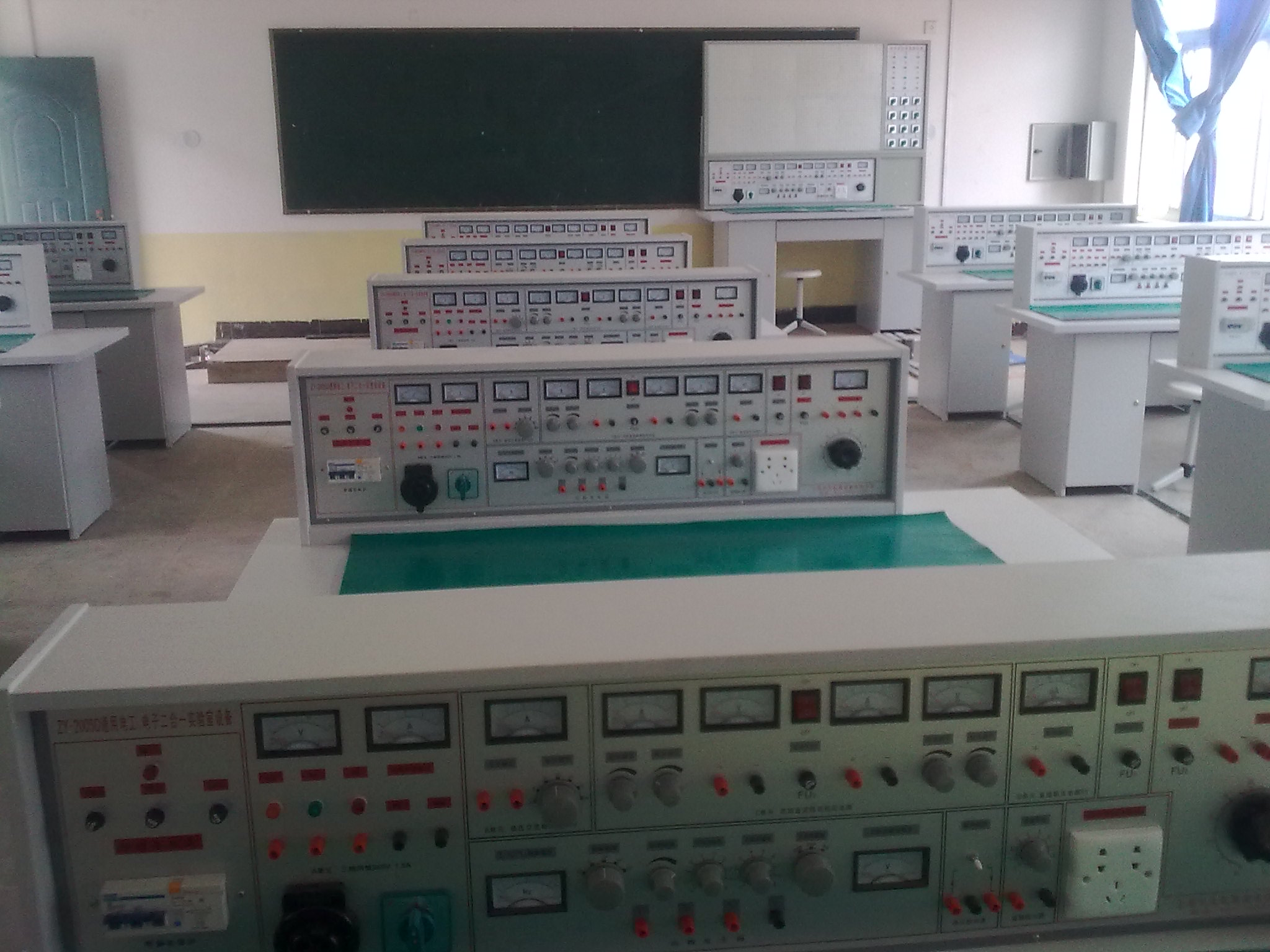 通用電工電子實(shí)驗(yàn)臺,電工電子實(shí)驗(yàn)室