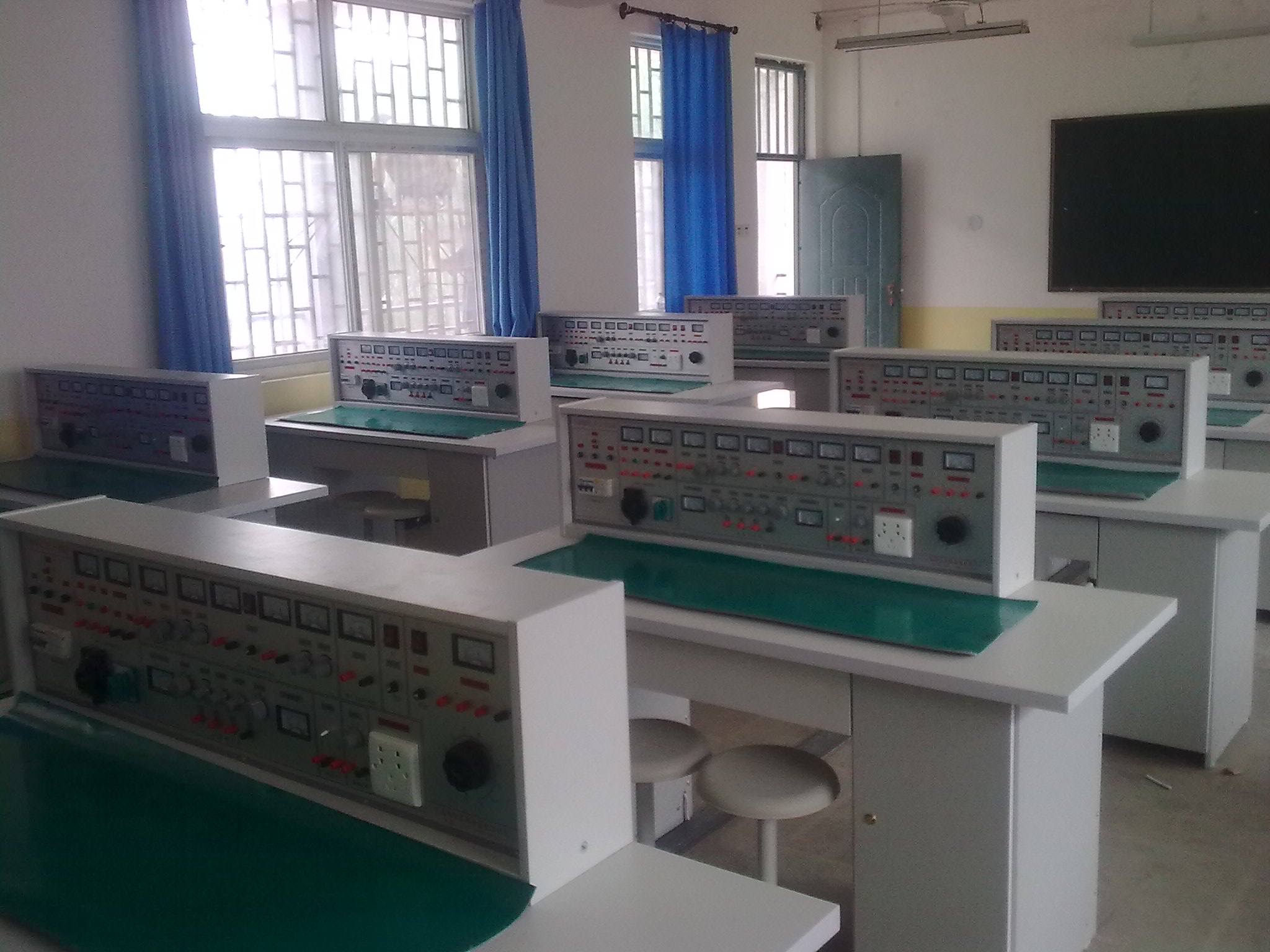 通用電工電子實訓(xùn)臺,電工電子實訓(xùn)設(shè)備,電工電子實訓(xùn)裝置